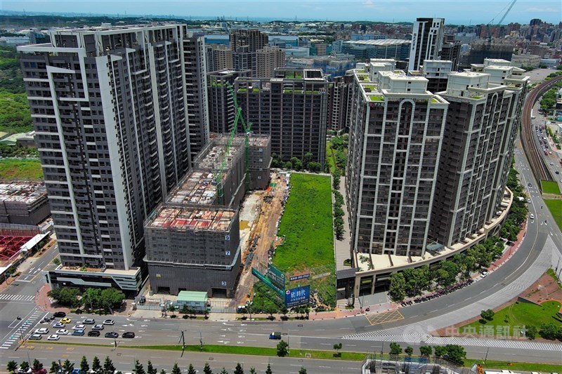 央行第7波選擇性信用管制有助於房市降溫,但民眾中長期仍看漲房價。(中央社檔案照片)