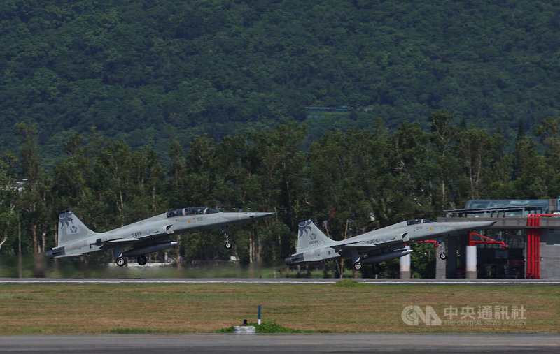 3架RF-5E及2架F-5F組成5機編隊,完成最後一次巡航任務。圖為RF-5E(右)、F-5F(左)從花蓮基地起飛。中央社記者張新偉攝 114年7月4日