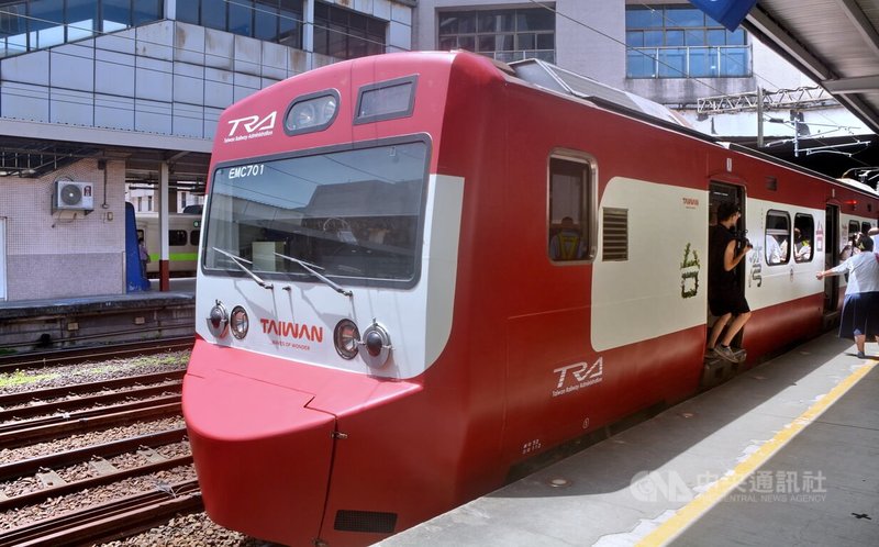 交通部觀光署攜手台鐵為EMU700型電聯車換上新衣,復刻日本「嗶嗶嗶嗶台灣號」主題彩繪列車紅色塗裝(圖),4日在台鐵樹林火車站亮相首航,將行駛於台鐵宜蘭線區間車,讓民眾能近距離欣賞與體驗。中央社記者黃旭昇新北攝 114年7月4日
