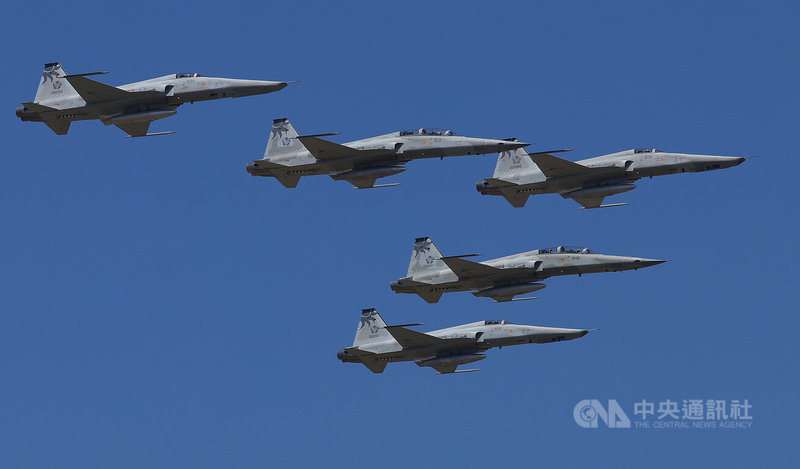 空軍第五戰術混合聯隊4日舉行「RF-5E型機除役典禮」,3架RF-5E及2架F-5F組成5機編隊,以大雁隊形衝場。中央社記者張新偉攝 114年7月4日