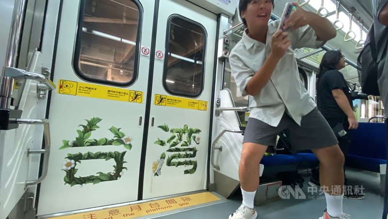 復刻日本觀光彩繪列車的「嗶嗶嗶嗶台灣號」4日在台鐵樹林火車站首航,彩繪的台灣元素,布滿在車體外觀、車廂內部吊牌、車門兩側及窗戶上方等處,吸引鐵道迷拍照留影。中央社記者黃旭昇新北市攝 114年7月4日