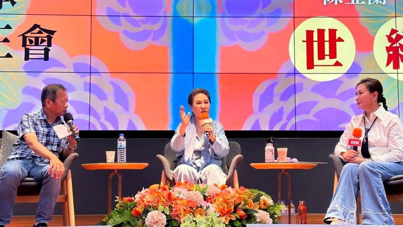 國寶級歌仔戲名家楊麗花（中）4日現身淡江大學舉辦的「全國台灣文學營」，與戲曲學者林茂賢（左）、金鐘影帝陳亞蘭（右）對談交流，吸引數百名學員聽講。（印刻文學提供）中央社記者邱祖胤傳真  114年7月4日