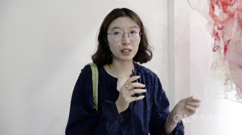 展覽「將死亡帶回生活」近期在北京798藝術區內的MACA藝術中心登場。策展人岳明月介紹其作品「祈主保佑生養」時表示,她以紗線和紅紗縫製呈現子宮,希望觀展民眾可以在作品裡遊走,想像生命最一開始的地方,當中包括疼痛、愛及對新一代的希望。中央社記者謝怡璇北京攝 114年7月4日