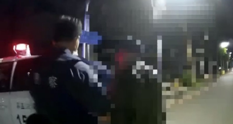 台南市劉姓男子近1個月來無故破壞智慧停車柱、公車站牌等物,3日凌晨遭警方拘提送辦。(台南市警局提供)中央社記者張榮祥台南傳真 114年7月4日