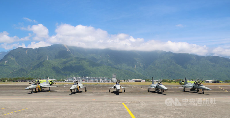 空軍第五戰術混合聯隊4日在花蓮基地舉行「RF-5E型機除役典禮」,象徵F-5型系列戰機走入歷史。中央社記者張新偉攝 114年7月4日
