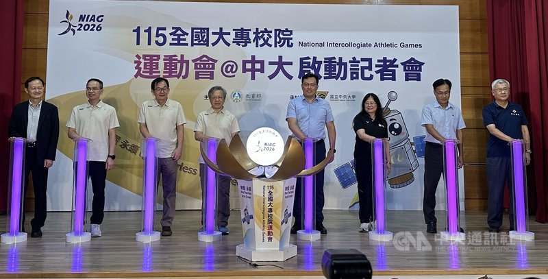 115年全國大專校院運動會將在5月登場,由中央大學第3度承辦,4日舉辦啟動記者會,體育署長鄭世忠(右4)與來賓一同完成啟動儀式,並將率團隊前進北極引燃聖火。中央社記者黎建忠攝 114年7月4日