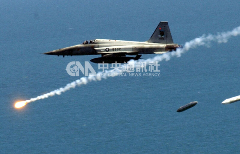 圖為空軍F5戰機空投炸彈成功擊毀海面假想敵。（中央社檔案照片）