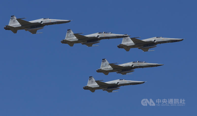 空軍第五戰術混合聯隊4日舉行「RF-5E型機除役典禮」,安排3架RF-5E及2架F-5F組成5機編隊,飛越花蓮基地及東部外海,完成最後一次巡航任務,並以大雁隊形衝場。中央社記者張新偉攝 114年7月4日