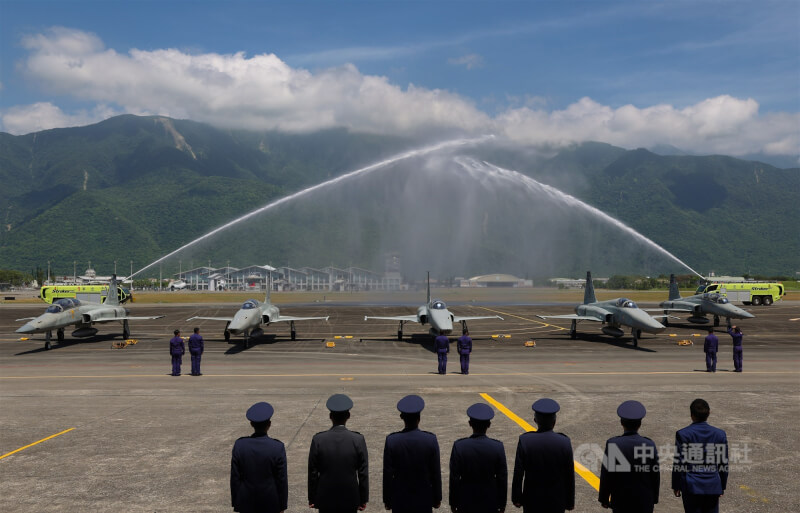 空軍第五戰術混合聯隊4日舉行「RF-5E型機除役典禮」,由3架RF-5E及2架F-5F組成5機編隊、衝場,落地後並安排水門禮致敬。中央社記者張新偉攝 114年7月4日