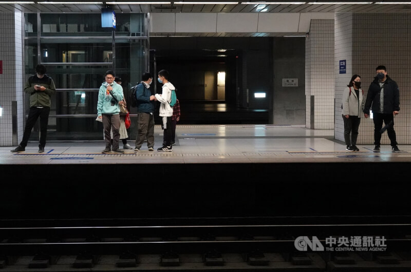 圖為台鐵南港車站月台候車民眾。（中央社檔案照片）