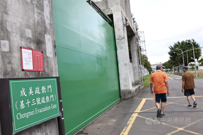 圖為去年颱風將登陸,水門關閉前民眾在成美河濱公園散步。(中央社檔案照片)