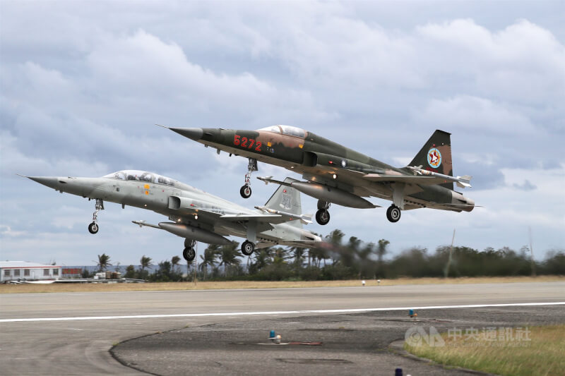 圖為F-5型戰機模擬緊急起飛、潛力裝掛等演練。(中央社檔案照片)