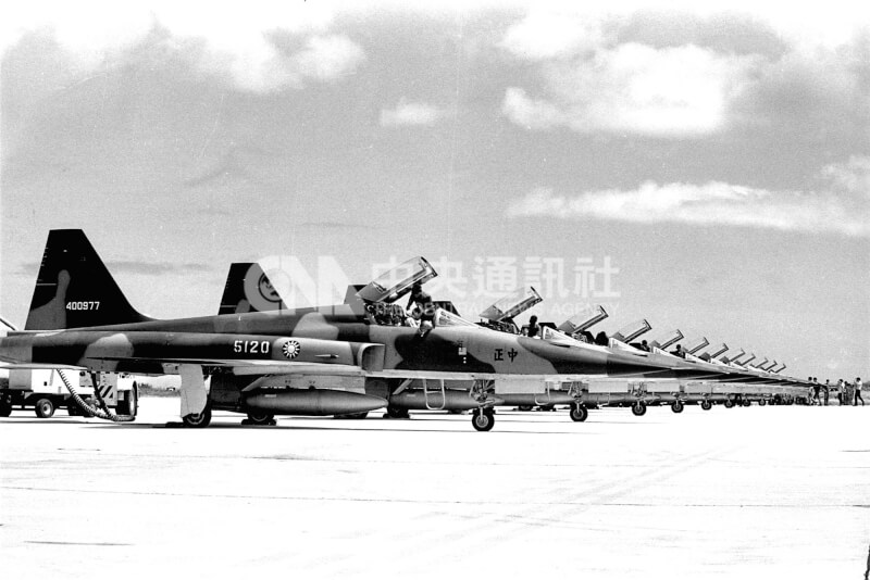 圖為1980年空軍展示第一個完成F-5E型機種換裝的戰鬥部隊。（中央社檔案照片）