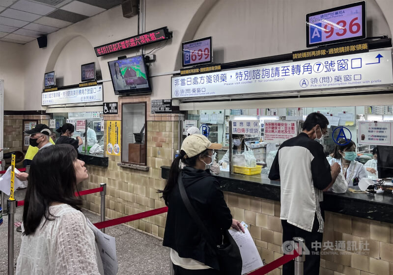 圖為台大醫院看病、領藥人潮。(中央社檔案照片)