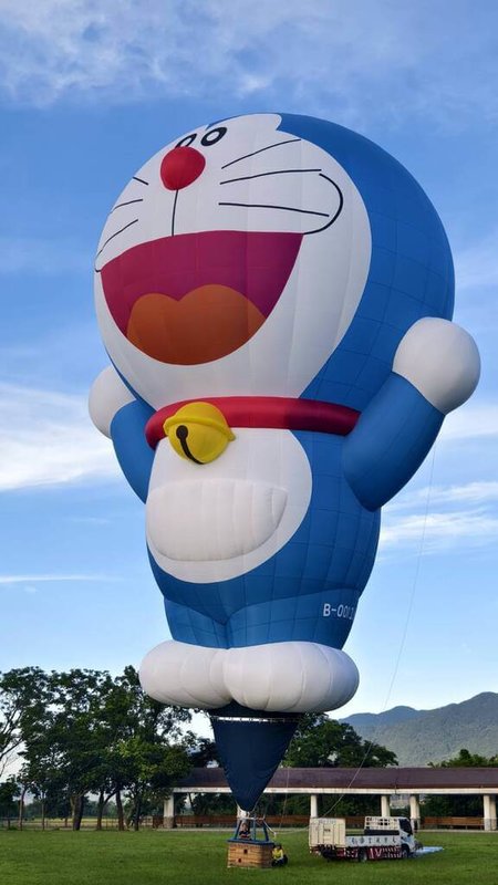 2025台灣國際熱氣球嘉年華5日開幕,針對中央氣象署預測恐有颱風形成,台東縣政府4日表示,經專業團隊評估,天氣狀況不影響熱氣球飛行作業,開幕活動如期舉行。圖為哆啦A夢造型熱氣球。(民眾提供)中央社記者盧太城台東傳真 114年7月4日