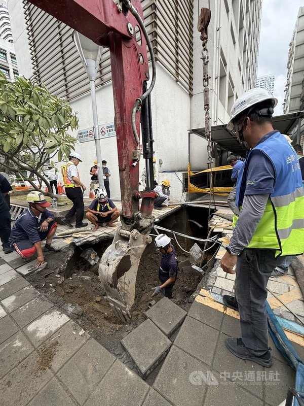 高雄中華三路大同醫院外靠近人行道處4日出現約1米深坑洞,工務局勘查疑因旁邊建案工地連續壁施工造成地基流失,並造成跳電,所幸無人傷亡,將依建築法開罰承造人9萬元並勒令停工。中央社記者董俊志攝 114年7月4日
