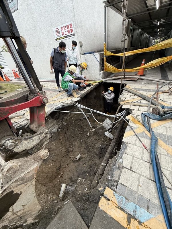 高雄前金區中華三路大同醫院外人行道4日出現約1米深坑洞,疑似因旁邊建案連續壁施工引起地基流失,造成大同醫院內台電管線沉陷而出現坑洞,還引起停電事故。中央社記者董俊志攝 114年7月4日