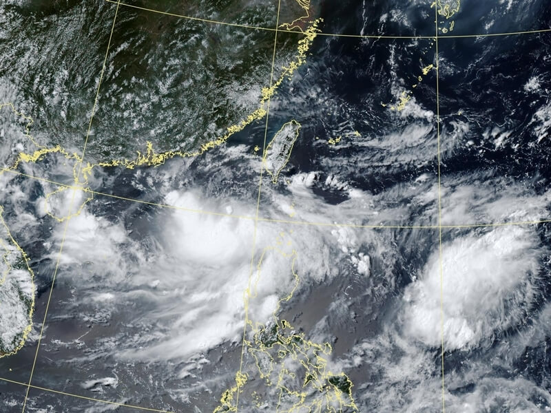 熱帶性低氣壓預計5日下半天加快往台灣海峽附近移動,預估6日至7日上半天最接近台灣,以通過台灣海峽附近機率最高。(圖取自氣象署網頁www.cwa.gov.tw)
