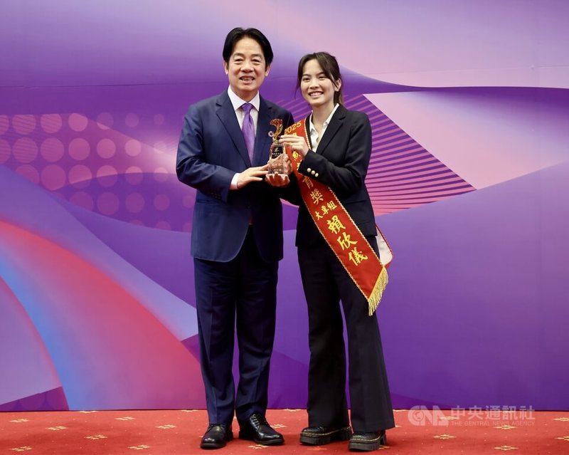 2025總統教育獎頒獎典禮4日在總統府舉行,總統賴清德(左)頒獎給大專組得獎者賴欣儀(右)。中央社記者張皓安攝 114年7月4日