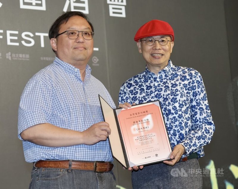 2025台北電影獎入圍酒會4日晚間在台北登場,主辦單位頒發台灣電影行銷獎「最佳電影行銷獎」給電影「乒乓男孩」。中央社記者張皓安攝 114年7月4日