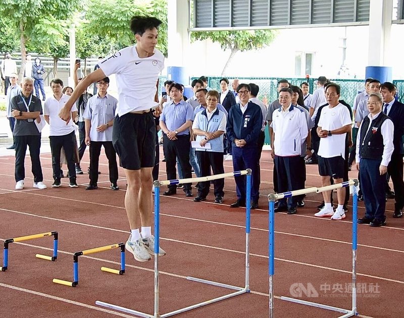 行政院長卓榮泰(前右3)4日南下至高雄國家運動訓練中心了解2025世大運田徑隊備戰情形,替選手加油打氣。中央社記者董俊志攝 114年7月4日