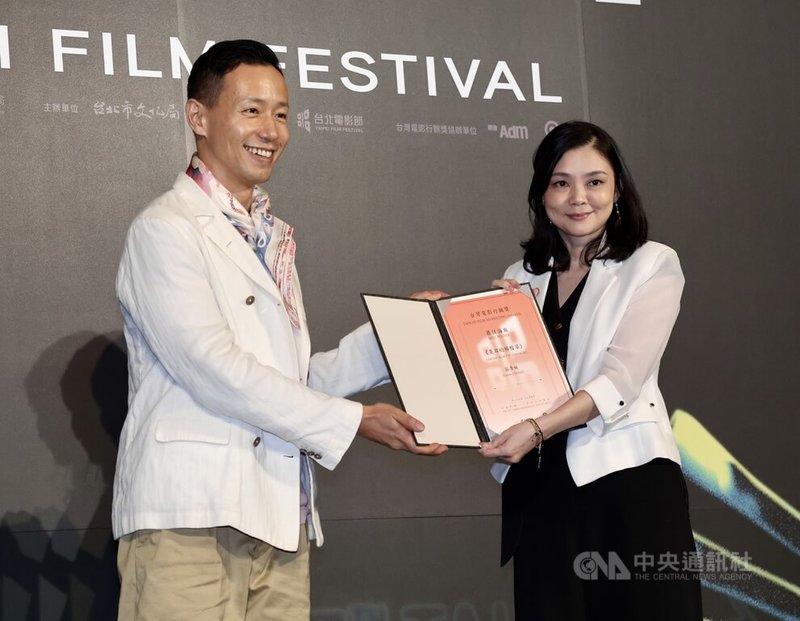 2025台北電影獎入圍酒會4日在台北舉行,會中並頒發台灣電影行銷獎「最佳海報獎」給電影「夏日的檸檬草」。中央社記者張皓安攝 114年7月4日