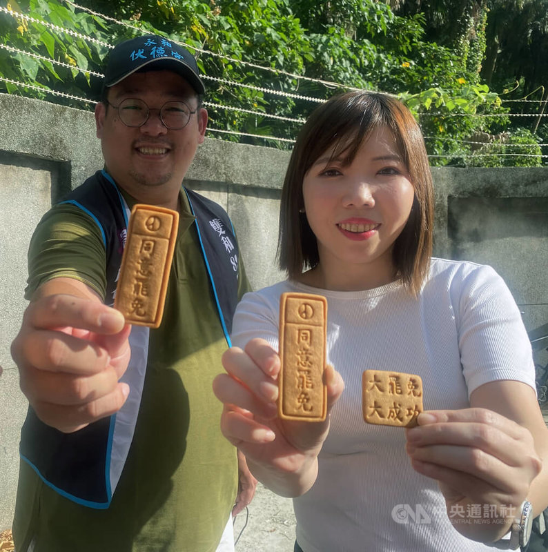 新北「雙和罷團」5日傍晚在秀朗橋頭宣傳大罷免,民進黨籍市議員張維倩(右)到場聲援,還有志工自製「同意罷免」餅乾表示支持。中央社記者黃旭昇新北市攝 114年7月5日