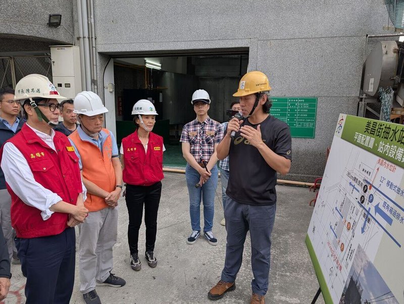 颱風丹娜絲逼近,高雄市長陳其邁(前左)5日下午前往楠梓區右昌抽水站等地視察防汛整備情形。(高雄市水利局提供)中央社記者蔡孟妤傳真 114年7月5日