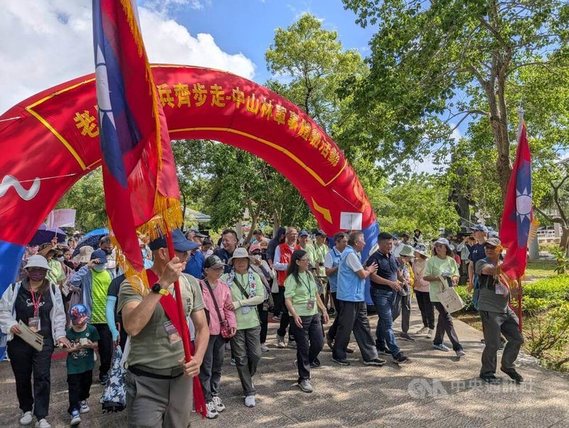 金門國家公園管理處5日舉辦「老兵帶小兵齊步走-中山林軍事體驗活動」,邀請親子及身心障礙家庭一同健走、參與軍事體驗活動。中央社記者吳玟嶸攝 114年7月5日