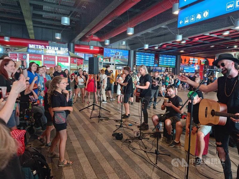 捷克4日突發大規模停電,大批旅客滯留布拉格火車總站。等待期間,有搖滾樂團在大廳即興演出,吸引滯留旅客觀賞合唱,現場氣氛歡樂,未見混亂與抱怨。中央社記者劉郁葶布拉格攝 114年7月5日