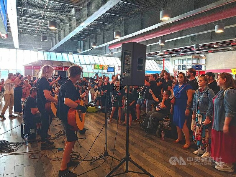 捷克4日發生大規模停電,大批旅客滯留布拉格火車總站。一支搖滾樂團在大廳演奏,吸引不少滯留旅客駐足圍觀,隨節奏搖擺合唱。中央社記者劉郁葶布拉格攝 114年7月5日