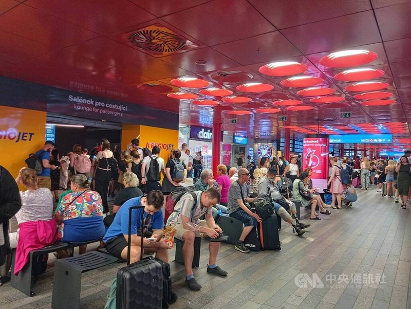 捷克4日中午突發大規模停電,導致布拉格地鐵與電車停駛,交通一度癱瘓。儘管電力在數小時後恢復,鐵路運輸仍持續延誤,使得大批旅客滯留布拉格火車總站。中央社記者劉郁葶布拉格攝 114年7月5日