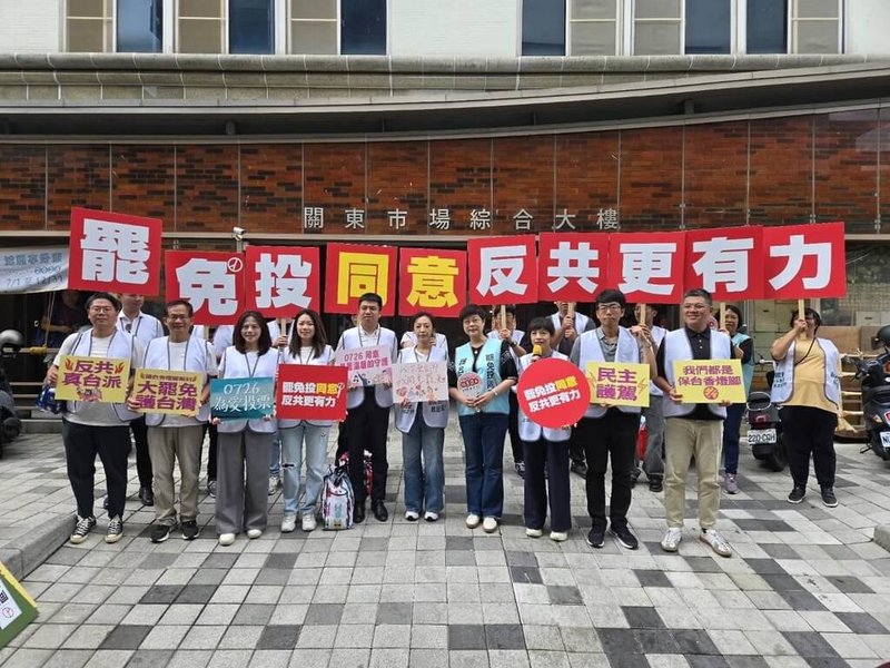 提議罷免國民黨立委鄭正鈐與新竹市長高虹安(停職中)的團隊,5日在多名民進黨新竹市議員陪同下,到新竹關東市場宣傳7月26日投「同意罷免」票。(新竹市罷免團體提供)中央社記者魯鋼駿傳真 114年7月5日