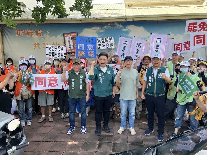 民進黨立委賴瑞隆(前排左2)5日陪罷免國民黨立委丁學忠團隊在雲林虎尾人潮聚集的傳統市場掃街,他說希望台灣所有罷免區的鄉親們站出來,用手中的罷免票將不適任的立委罷免掉。(民眾提供)中央社記者蔡智明傳真 114年7月5日