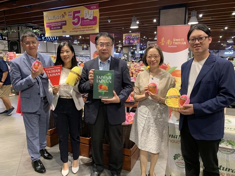 台南市長黃偉哲(中)5日在馬來西亞首都吉隆坡舉行記者會,促銷台南芒果。駐馬來西亞代表葉非比(右2)到現場支持。此外,吉隆坡台灣貿易中心、馬來西亞台灣商會聯合總會柔佛台灣商會等也派員共襄盛舉。(台南市政府提供)中央社 114年7月5日