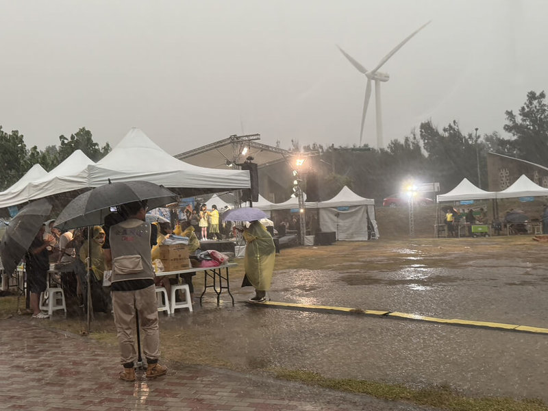 颱風丹娜絲持續逼近台灣,彰化縣政府5日晚間表示,為確保民眾安全,慶安水樂園取消5日晚間表演及6日活動。(彰化縣議員賴清美提供)中央社記者鄭維真傳真 114年7月5日