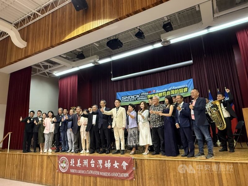 台灣震撼管樂團歡度40週年團慶,3日晚間在加拿大多倫多舉行「讓世界聽見台灣的聲音」音樂會,扮演音樂外交大使。全團及與會嘉賓大合照。中央社記者胡玉立多倫多攝 114年7月5日