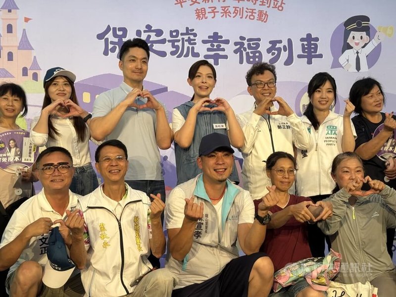 國民黨籍台北市長蔣萬安(後左3)5日受邀到新竹市,為停職中的新竹市長高虹安(後左4)、國民黨立委鄭正鈐(後右3)站台,支持反罷免。中央社記者魯鋼駿攝 114年7月5日