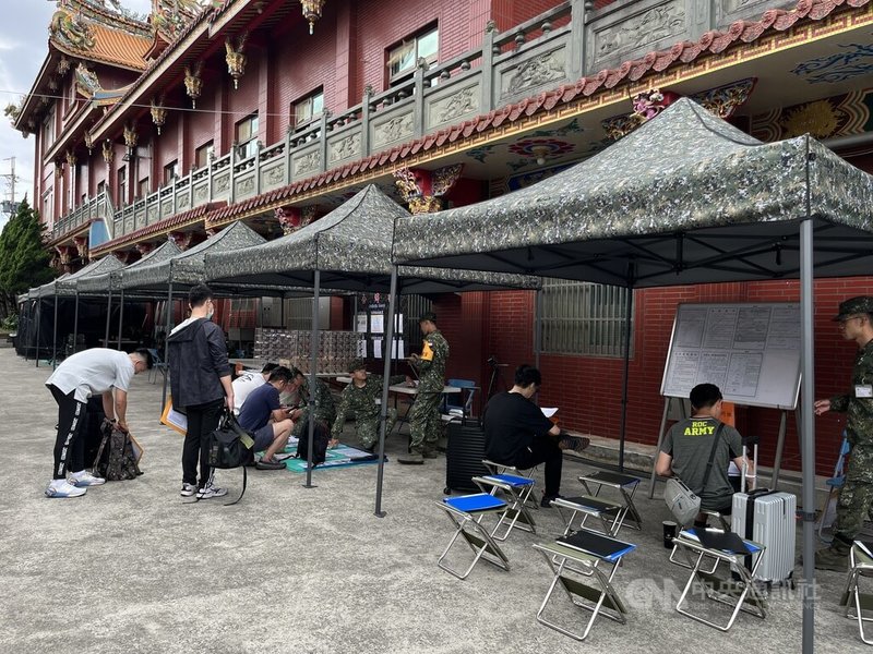 「漢光41號」實兵演習將於9日至18日舉行,其中陸軍第六軍團206旅為全旅動員教召,5日有300人在桃園市龜山區樂善寺進行報到。中央社記者葉臻攝 114年7月5日