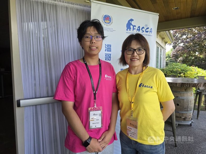 18歲的陳源亨(左)已經是資深海外青年文化大使(senior FASCA),他認為透過FASCA的鍛鍊,讓他更認識台灣風土人情,也讓他因擁有台灣人的血統而感到驕傲。母親翁家婷(左)希望他未來能成為深化台加關係的重要推手。中央社記者程愛芬溫哥華攝 114年7月5日