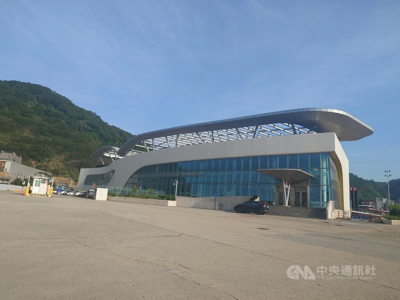 受颱風丹娜絲逼近影響,兩馬小三通6日、7日往黃岐、琅岐航班全日停航。圖為南竿福澳港旅運大樓。中央社記者潘欣彤攝 114年7月5日