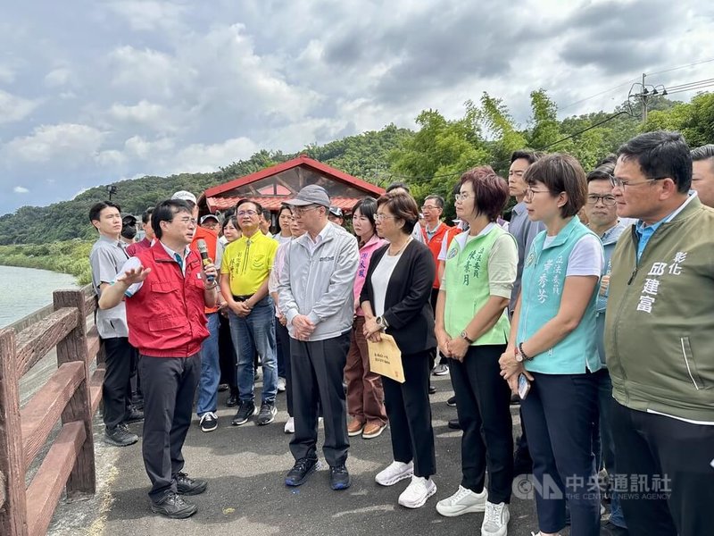 行政院長卓榮泰(前右5)5日下午赴彰化縣芬園鄉視察貓羅溪溪頭堤防河道整理改善工程,彰化縣長王惠美(前右4)及民進黨立委黃秀芳(前右2)、陳素月(前右3)、陳秀寳(第2排左4)與國民黨立委謝衣鳯(第2排左5)等民代都前來關心地方治水工程。中央社記者鄭維真攝 114年7月5日