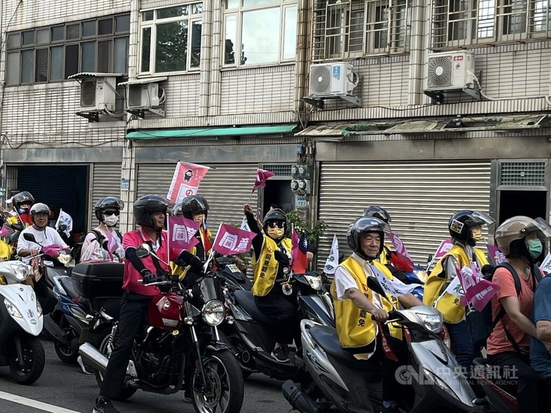 民進黨立委王義川與罷免團體5日在桃園展開機車掃街活動,有超過200台機車參與,騎士身穿「同意罷免」背心、車上插著「同意」旗幟,號召民眾投下同意票。中央社記者葉臻攝 114年7月5日