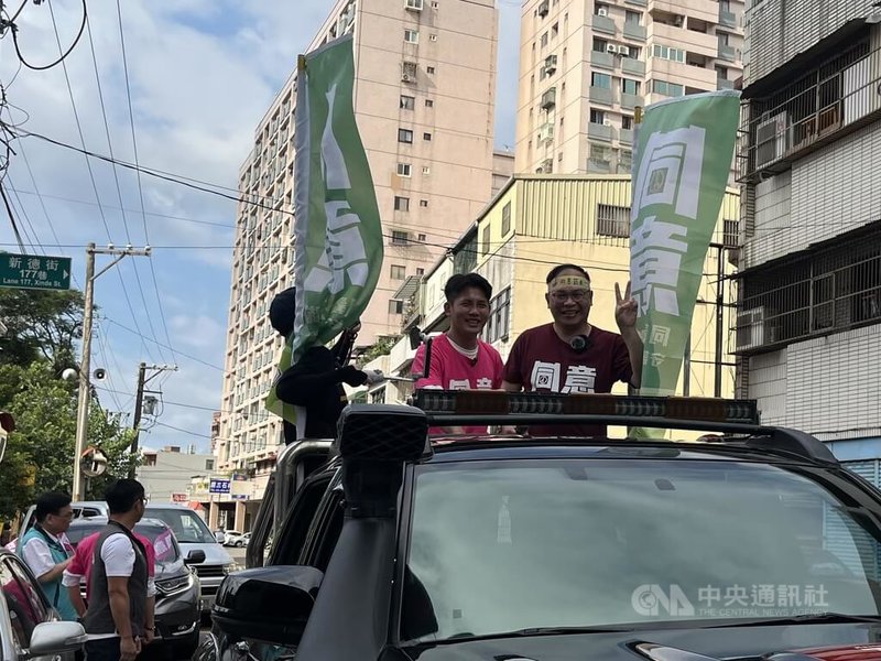 民進黨立委王義川(車上右)與罷免團體5日在桃園展開機車掃街活動,與同黨桃園市議員彭俊豪(車上左)一同搭乘汽車,沿途向民眾傳達立場訴求,號召26日投下「同意罷免」。中央社記者葉臻攝 114年7月5日
