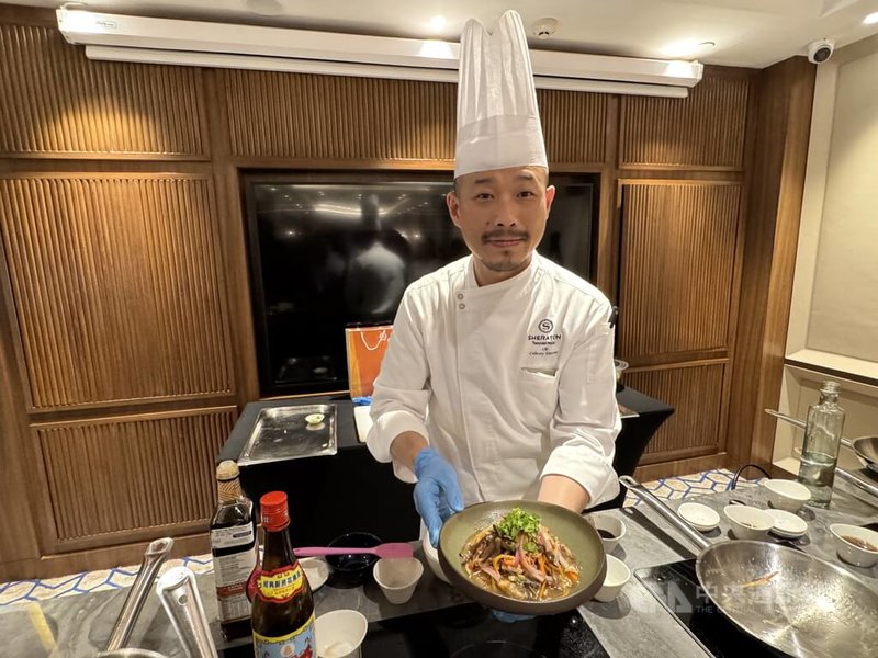 來自台灣的大廚李佳其(圖)搬出壓箱寶,在印度進行的示範教學中傾囊相授台菜製作秘訣。中央社記者李晉緯新德里攝 114年7月5日