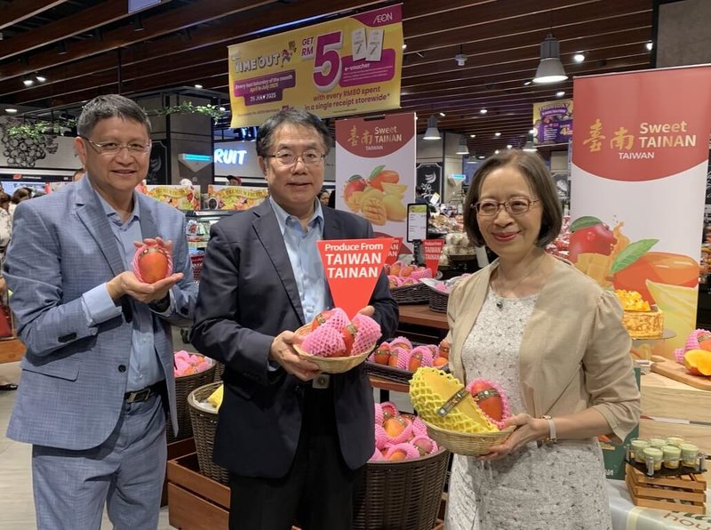 台南市長黃偉哲(中)5日在馬來西亞首都吉隆坡舉行記者會,宣布台南再次與當地大型連鎖超市業者合作,讓馬來西亞的消費者今年一樣可以品嚐到台南新鮮直送的芒果。(台南市政府提供)中央社 114年7月5日
