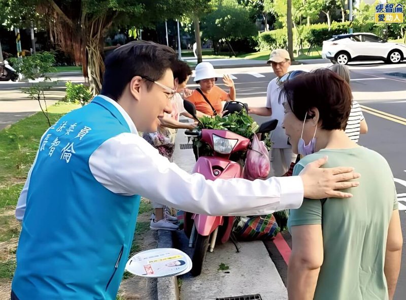 大罷免進入第3階段,26日將進行首波24名國民黨立委投開票。國民黨新北市立委張智倫(左)近日持續勤跑基層,拜託鄉親務必投下不同意罷免。(張智倫服務處提供)中央社記者黃旭昇新北傳真 114年7月5日