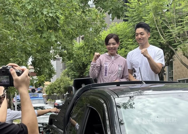 國民黨籍台北市長蔣萬安(右1)5日到新竹市力挺停職中的新竹市長高虹安(右2),以車隊掃街方式呼籲民眾7月26日出門投下「不同意罷免」票。中央社記者魯鋼駿攝 114年7月5日