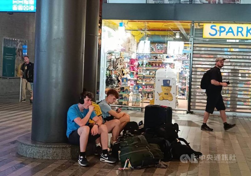 捷克4日中午突發大規模停電,導致捷克境內與前往國外的列車嚴重延誤,使得旅客滯留布拉格火車總站。中央社記者劉郁葶布拉格攝 114年7月5日