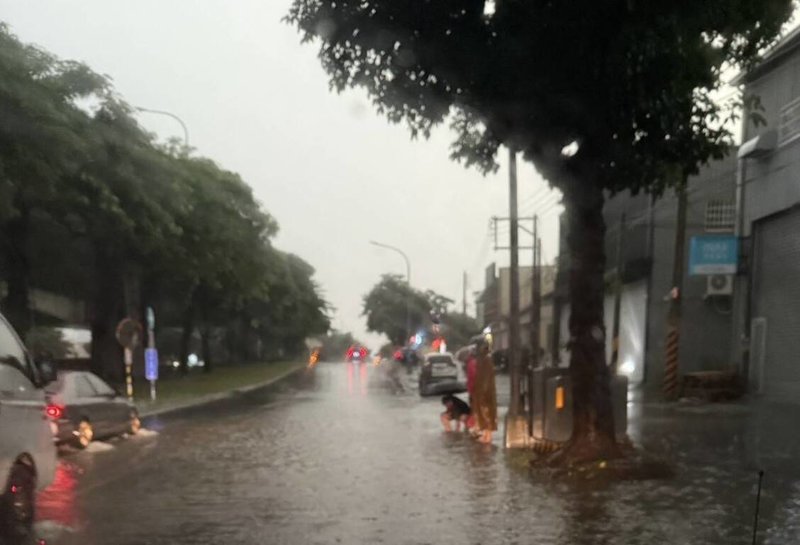 颱風丹娜絲逼近,台中地區5日傍晚起下起暴雨,造成市區多處路段積淹水。圖為西屯區環中路與西林巷口積水情形。(民眾提供)中央社記者郝雪卿傳真 114年7月5日